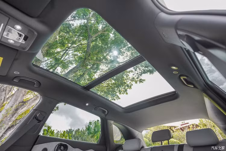 Khi mua BYD Frigate 07 2023 tại Trung Quốc, khách hàng có thể chọn 1 trong 2 hệ truyền động plug-in hybrid mang tên DM-i và DM-p. Cả hai đều bao gồm động cơ xăng tăng áp 1.5L, tạo ra công suất tối đa 139 mã lực và mô-men xoắn cực đại 231 Nm.