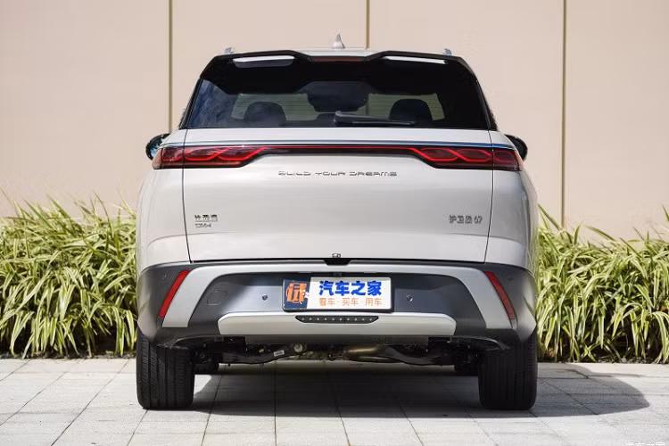 Riêng cột D được trang bị bằng 3 dải đèn nằm ngang, có tác dụng báo dung lượng pin và đèn chào mừng. Đằng sau, mẫu SUV cỡ trung mới này đi kèm cụm đèn hậu LED và nẹp mạ crôm nằm vắt ngang đuôi xe.