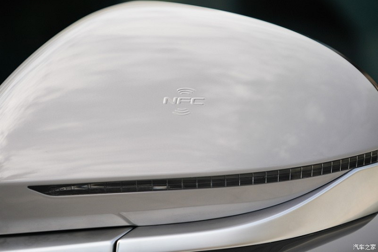 Bên cạnh đường dập gân kể trên, ở sườn xe của BYD Frigate 07 còn có tay nắm cửa nằm chìm vào thân xe...và bộ vành hợp kim 20 inch với thiết kế 5 chấu kép, sơn 2 màu.