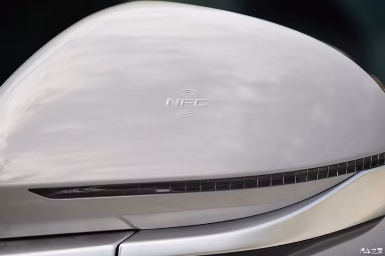 Bên cạnh đường dập gân kể trên, ở sườn xe của BYD Frigate 07 còn có tay nắm cửa nằm chìm vào thân xe...và bộ vành hợp kim 20 inch với thiết kế 5 chấu kép, sơn 2 màu.