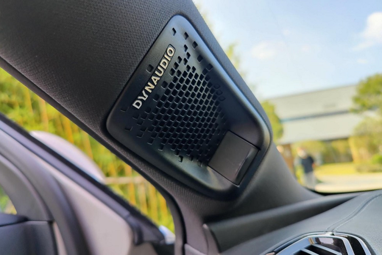 Sạc điện thoại không dây. Cửa sổ trời toàn cảnh dài 1,2 m, điều hòa tự động 2 vùng độc lập... ghế lái chỉnh điện 12 hướng/nhớ vị trí, ghế phụ lái chỉnh điện 8 hướng và sưởi/thông hơi ghế trước.