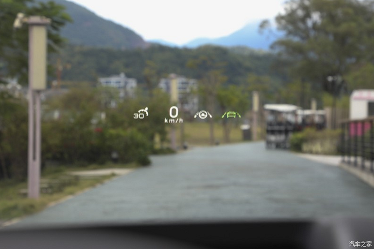 Ngoài ra, BYD Frigate 07 2023 còn có camera 360 độ và gói công nghệ an toàn chủ động DiPilot, bao gồm những tính năng như hỗ trợ chuyển làn đường, phanh khẩn cấp dự đoán trước nguy cơ va chạm hay phanh khẩn cấp tự động.