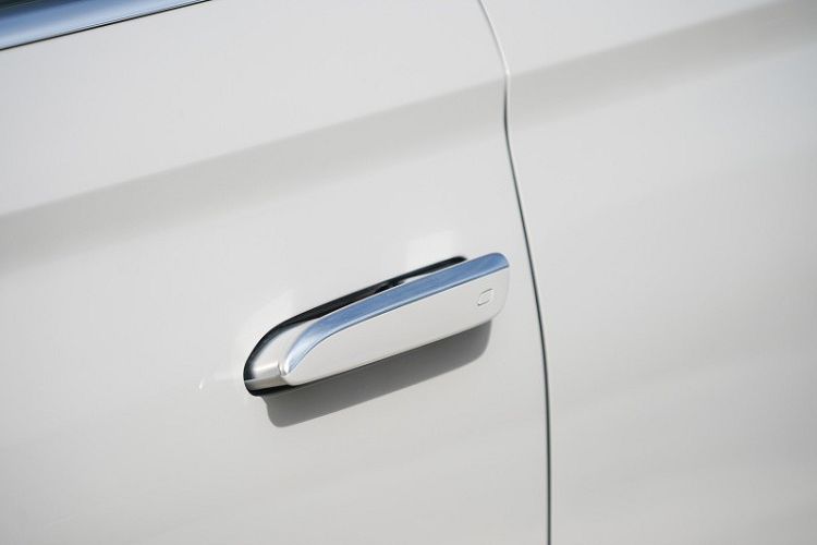 Ngoài ra, BYD Frigate 07 còn được trang bị đèn pha LED, tích hợp dải đèn LED định vị ban ngày. Đèn pha có thiết kế vuốt dài về phía sau, nối với đường dập gân trên sườn xe. Trên bản cao cấp, xe sẽ dùng đèn pha LED ma trận với tính năng điều chỉnh thích ứng, tự động bật/tắt, chiếu sáng theo góc đánh lái và chờ dẫn đường.