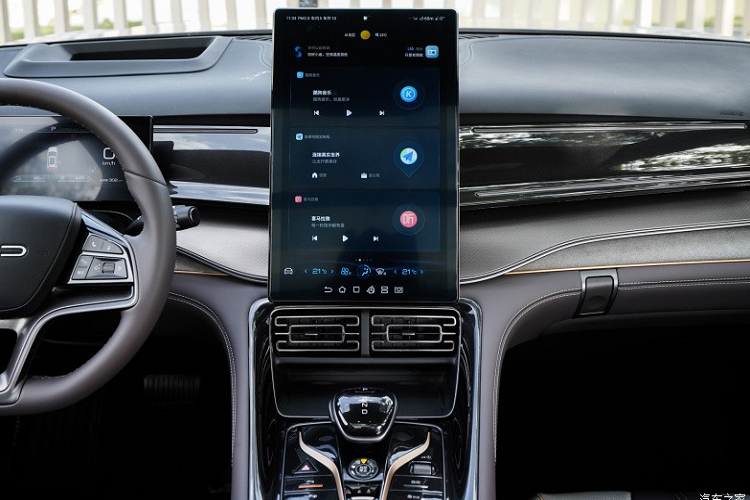 Trước mặt người lái là vô lăng vát đáy thể thao, bảng đồng hồ kỹ thuật số 8,8 inch...và màn hình cảm ứng trung tâm 15,6 inch đặt nổi, có thể nằm ngang hoặc nằm dọc. Thêm vào đó là hệ thống âm thanh Dynaudio 12 loa với công nghệ bù độ ồn...Màn hình hiển thị thông tin kính lái HUD