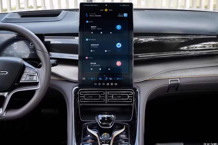 Trước mặt người lái là vô lăng vát đáy thể thao, bảng đồng hồ kỹ thuật số 8,8 inch...và màn hình cảm ứng trung tâm 15,6 inch đặt nổi, có thể nằm ngang hoặc nằm dọc. Thêm vào đó là hệ thống âm thanh Dynaudio 12 loa với công nghệ bù độ ồn...Màn hình hiển thị thông tin kính lái HUD