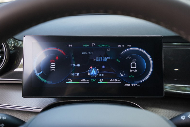 Dù có kích thước lớn nhưng BYD Frigate 07 2023 chỉ được trang bị nội thất 5 chỗ ngồi. Nội thất của xe được thiết kế lấy cảm hứng từ hình ảnh mặt nước gợn sóng. Do đó, bên trong mẫu xe này có nhiều chi tiết uốn cong mềm mại như trên mặt táp-lô hay tapi cửa. Nội thất còn có sự kết hợp giữa 2 màu sắc và các chất liệu như da, da lộn, kim loại.