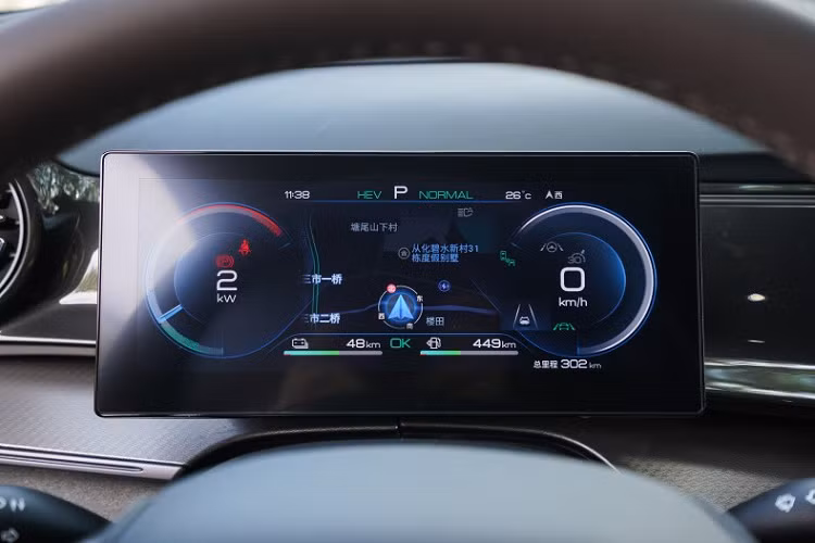 Dù có kích thước lớn nhưng BYD Frigate 07 2023 chỉ được trang bị nội thất 5 chỗ ngồi. Nội thất của xe được thiết kế lấy cảm hứng từ hình ảnh mặt nước gợn sóng. Do đó, bên trong mẫu xe này có nhiều chi tiết uốn cong mềm mại như trên mặt táp-lô hay tapi cửa. Nội thất còn có sự kết hợp giữa 2 màu sắc và các chất liệu như da, da lộn, kim loại.