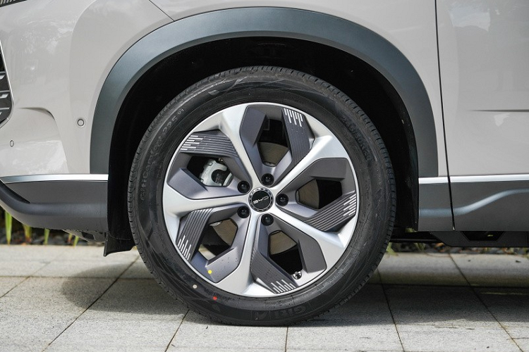 Trên cản trước, BYD Frigate 07 có thêm 2 khe gió nhỏ nằm dọc ở hai góc và hốc gió trung tâm hẹp. Trong khi đó, lip trước của xe có thiết kế gợi liên tưởng đến ván trượt tuyết.