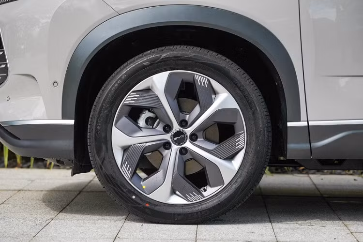 Trên cản trước, BYD Frigate 07 có thêm 2 khe gió nhỏ nằm dọc ở hai góc và hốc gió trung tâm hẹp. Trong khi đó, lip trước của xe có thiết kế gợi liên tưởng đến ván trượt tuyết.