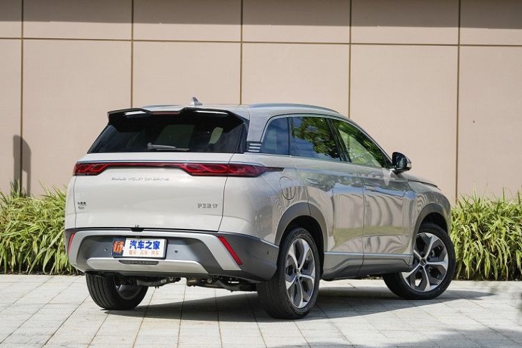 Là mẫu xe mới cuối cùng mà BYD tung ra thị trường trong năm 2022, Frigate 07 được định vị trong phân khúc SUV cỡ trung. Theo đó, xe sở hữu chiều dài 4.820 mm, chiều rộng 1.920 mm, chiều cao 1.750 mm và chiều dài cơ sở 2.820 mm. Như vậy, mẫu xe này có kích thước lớn hơn cả Kia Sorento và Hyundai SantaFe.