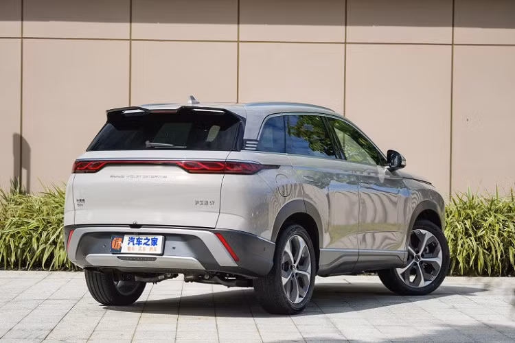 Là mẫu xe mới cuối cùng mà BYD tung ra thị trường trong năm 2022, Frigate 07 được định vị trong phân khúc SUV cỡ trung. Theo đó, xe sở hữu chiều dài 4.820 mm, chiều rộng 1.920 mm, chiều cao 1.750 mm và chiều dài cơ sở 2.820 mm. Như vậy, mẫu xe này có kích thước lớn hơn cả Kia Sorento và Hyundai SantaFe.