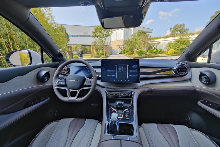 Tương tự đèn pha, đèn hậu cũng ăn sâu vào bên sườn, nối với đường gân dập nổi của xe. Cánh gió mui chia đôi, tích hợp đèn phanh trên cao, cản sau sơn 2 màu, đèn phản quang nằm dọc và tấm ốp gầm giả màu bạc là những chi tiết ngoại thất đang chú ý khác của mẫu ô tô Trung Quốc này.