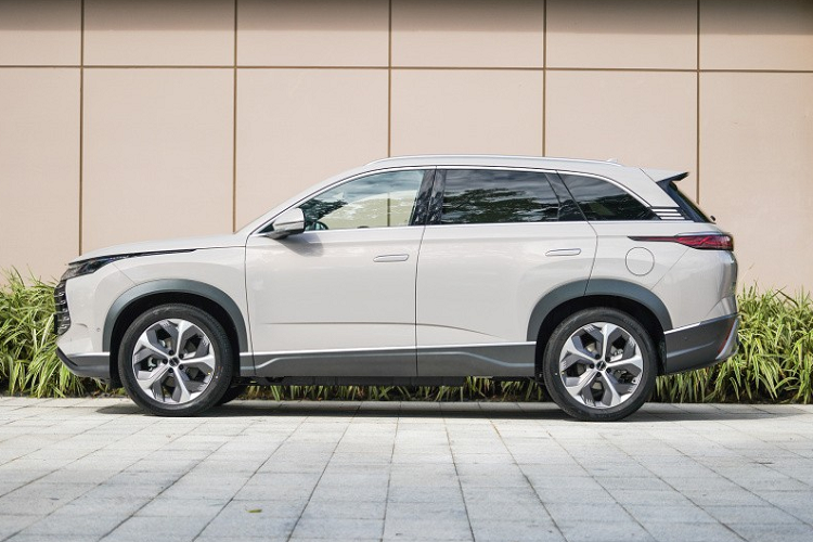 Thuộc dòng xe mang chủ đề Đại Dương của BYD, cùng với Dolphin và Seal, giá xe BYD Frigate 07 2023 có mức tạm tính dao động từ 220.000 - 280.000 Nhân dân tệ (khoảng 770 - 980 triệu đồng). Trong tiếng Anh, cái tên "Frigate" được dùng để chỉ tàu khu trục nhỏ.