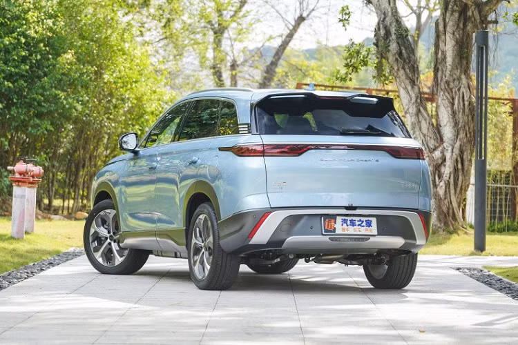 Trang bị đáng chú ý còn lại của BYD Frigate 07 2023 là hệ thống treo MacPherson phía trước và đa liên kết đằng sau.