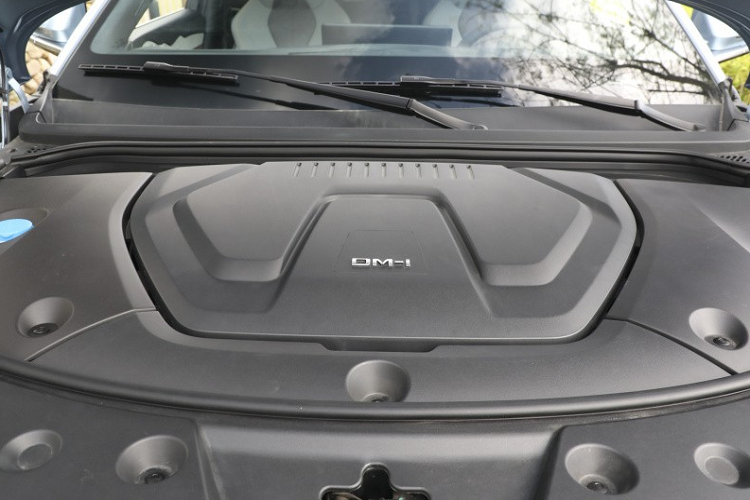 Với hệ truyền động DM-i, xe có thể chạy được 100 km hoặc 205 km chỉ bằng mô-tơ điện.