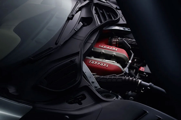 Xe được trang bị hệ dẫn động bốn bánh kết hợp với hộp số ly hợp kép tám cấp được gắn ở phía sau, giống như trên những chiếc xe GT của Ferrari và giúp Purosangue có tỷ lệ phân bổ trọng lượng 49: 51, trước: sau. Mặc dù đây không phải là chiếc xe dẫn động bốn bánh đầu tiên của Ferrari nhưng đây chính là chiếc Ferrari đầu tiên được trang bị tính năng hỗ trợ đổ đèo HDC.