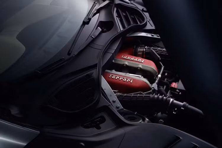 Xe được trang bị hệ dẫn động bốn bánh kết hợp với hộp số ly hợp kép tám cấp được gắn ở phía sau, giống như trên những chiếc xe GT của Ferrari và giúp Purosangue có tỷ lệ phân bổ trọng lượng 49: 51, trước: sau. Mặc dù đây không phải là chiếc xe dẫn động bốn bánh đầu tiên của Ferrari nhưng đây chính là chiếc Ferrari đầu tiên được trang bị tính năng hỗ trợ đổ đèo HDC.