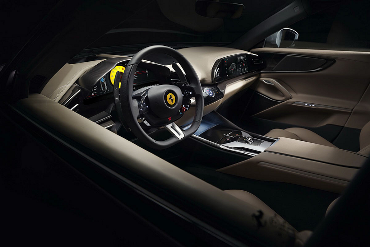 Purosangue là một dòng Ferrari rất khác biệt và do đó các nhà thiết kế đã mang đến một thiết kế nội thất cũng rất nổi bật và phá cách. Trong khi các nhà sản xuất ôtô khác như Porsche có xu hướng trang bị cho những chiếc xe bảng điều khiển rất giống nhau thì với mỗi xe, Ferrari lại đem tới một trang bị khác biệt.