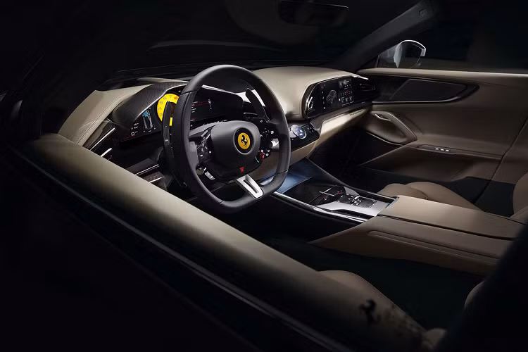 Purosangue là một dòng Ferrari rất khác biệt và do đó các nhà thiết kế đã mang đến một thiết kế nội thất cũng rất nổi bật và phá cách. Trong khi các nhà sản xuất ôtô khác như Porsche có xu hướng trang bị cho những chiếc xe bảng điều khiển rất giống nhau thì với mỗi xe, Ferrari lại đem tới một trang bị khác biệt.