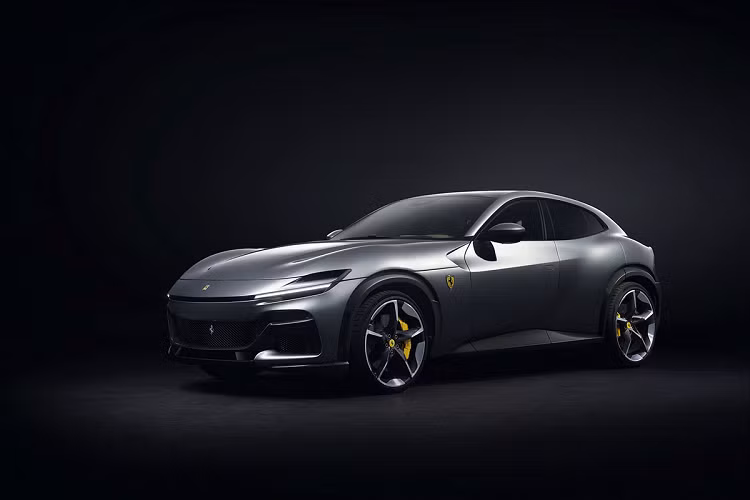 Hệ thống truyền động mà Ferrari trang bị cho Purosangue cũng rất đáng nể khi đạt tới mức công suất 715 mã lực và mô-men xoắn cực đại 715 Nm vô cùng mạnh mẽ mà không hề cần đến "chiêu trò" như nạp khí cưỡng bức (tăng áp) hay điện khí hóa (thêm mô-tơ điện bổ trợ).