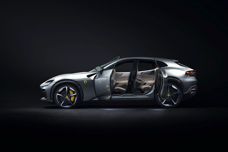 Một phần cũng vì Ferrari chỉ sản xuất lượng xe Purosangue khá hạn chế ở mức vài ngàn chiếc trong 1 năm, chứ không làm số lượng lớn như đối thủ Lamborghini. Ngoài ra, giá xe thực tế hoàn toàn có thể cao hơn vì chưa tính đến những option bổ sung do khách hàng "cá nhân hóa" khi đặt mua.