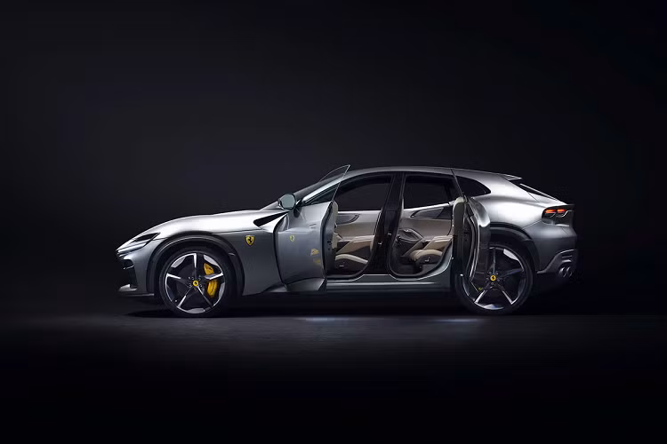 Một phần cũng vì Ferrari chỉ sản xuất lượng xe Purosangue khá hạn chế ở mức vài ngàn chiếc trong 1 năm, chứ không làm số lượng lớn như đối thủ Lamborghini. Ngoài ra, giá xe thực tế hoàn toàn có thể cao hơn vì chưa tính đến những option bổ sung do khách hàng "cá nhân hóa" khi đặt mua.