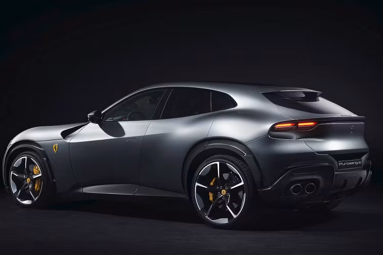 Như vậy, siêu SUV Ferrari Purosangue 2023 có giá cao hơn phần còn lại tới 4 tỷ đồng, một sự chênh lệch quá lớn về mặt giá trị. Bên cạnh yếu tố thương hiệu, bản thân sức mạnh của Ferrari Purosangue cũng vượt trội khi mẫu xe này vận hành bằng khối động cơ V12 có dung tích 6.5L, hơn hẳn so với các cỗ máy V8 4.0L của Lamborghini Urus hay Aston Martin DBX.