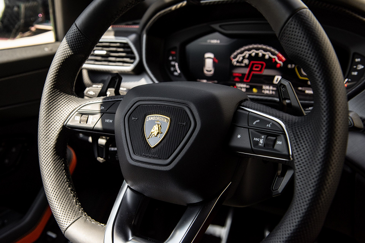 Về trang trí ngoại thất, mẫu xe Urus màu đen satin đã được trang bị các điểm nhấn màu cam dọc theo tấm ốp và bộ chia phía trước.