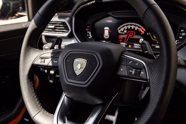 Về trang trí ngoại thất, mẫu xe Urus màu đen satin đã được trang bị các điểm nhấn màu cam dọc theo tấm ốp và bộ chia phía trước.