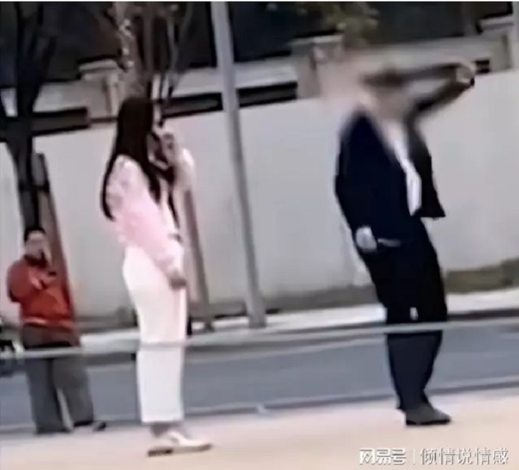 Vo cui dau, khoc loc xin tha thu vi trot 'len lut' ben ngoai