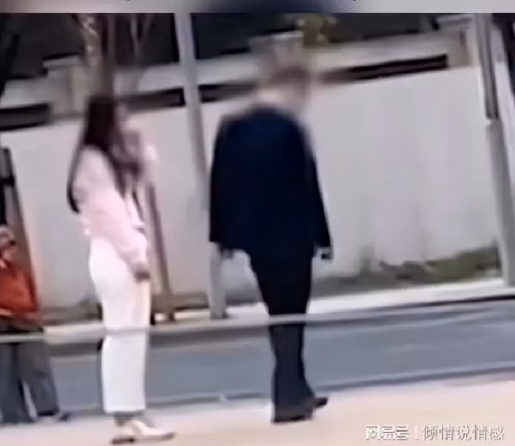 Vo cui dau, khoc loc xin tha thu vi trot 'len lut' ben ngoai-Hinh-2