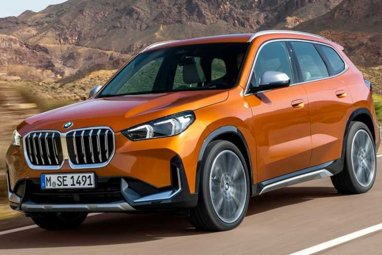 BMW vừa chính thức giới thiệu mẫu xe BMW X1 2023 mới, mang đến thêm lựa chọn cho khách hàng ở phân khúc xe Crossover cỡ nhỏ. Theo đó, thế hệ thứ ba của mẫu BMW X1 vẫn giữ nguyên tổng thể và kiểu dáng thân xe như "người tiềBn nhiệm", tuy nhiên thiết kế các chi tiết đã được cải tiến nhằm mang đến diện mạo mới hiện đại hơn.
