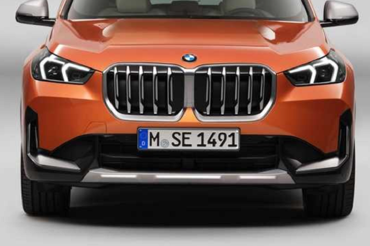 Về kích thước, BMW X1 2023 có kích thước tổng thể lớn hơn so với mẫu xe tiền nhiệm, chiều dài cơ sở cũng dài hơn, giúp cho không gian bên trong khoang hành khách và khoang lái rộng rãi hơn. Cụ thể, chiều dài xe X1 2023 tăng thêm 43 mm, chiều rộng tăng thêm 22 mm so với bản cũ.