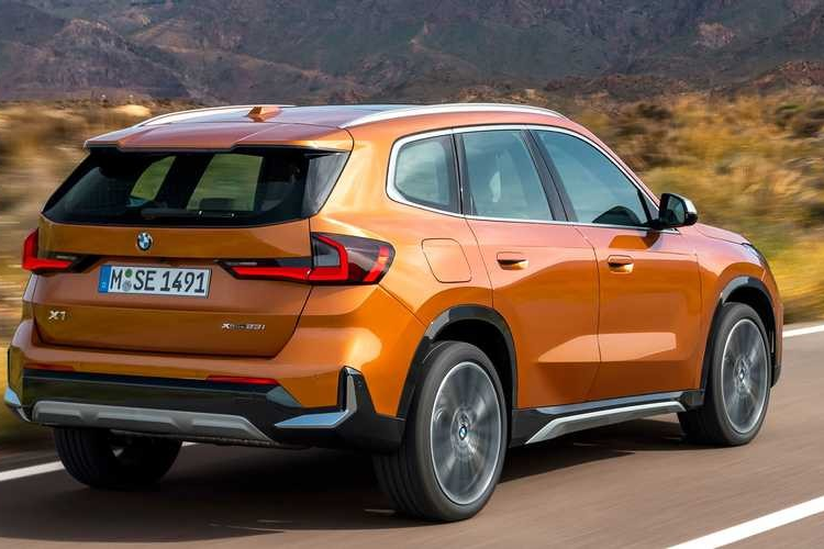 Phần cản sốc trước của mẫu xe crossover BMW X1 2023 được tạo hình dày dặn và cứng cáp hơn, đi kèm là lưới tản nhiệt quả thận đặc trưng mới với tạo hình gần như vuông vắn và có kícht hước lớn.