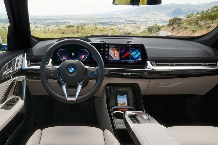 Hệ thống chiếu sáng LED là trang bị tiêu chuẩn của xe, trong đó đèn hậu của xe có thiết kế như chữ L cách điệu mới. Cửa sổ đuôi xe có kích thước khá hẹp, mang lại cảm giác khá bụi bặm cho xe, trong khi đó ốp vòm bánh sau hơi nhô lên, khiến phần hông xe có vẻ lớn hơn.