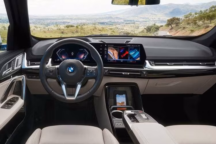 Hệ thống chiếu sáng LED là trang bị tiêu chuẩn của xe, trong đó đèn hậu của xe có thiết kế như chữ L cách điệu mới. Cửa sổ đuôi xe có kích thước khá hẹp, mang lại cảm giác khá bụi bặm cho xe, trong khi đó ốp vòm bánh sau hơi nhô lên, khiến phần hông xe có vẻ lớn hơn.