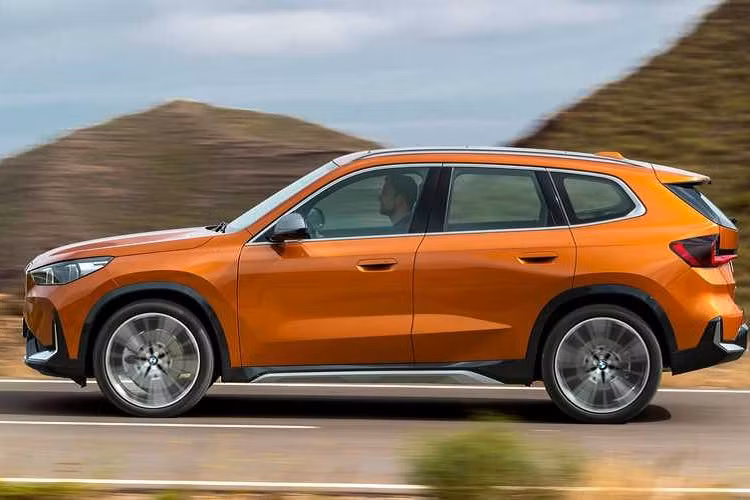 Trong đó hệ thống turbo được bố trí đi kèm với hộp số ly hợp kép 7 cấp và hệ dẫn động 4 bánh xDrive AWD, giúp xe có khả năng tăng tốc từ 0 - 96 km/h trong 6,2 giây. Với gói nâng cấp M Sport Package, chiếc BMW X1 2023 sẽ được bổ sung thêm lẫy chuyển số sau vô lăng, tính năng Sport Boost khi người lái giữ lẫy số trái hơn 1 giây, giúp động cơ thể hiện tối đa sức mạnh, tự động thay đổi các thiết lập khung sườn và hệ thống treo nhằm giúp xe tăng tốc tốt hơn.