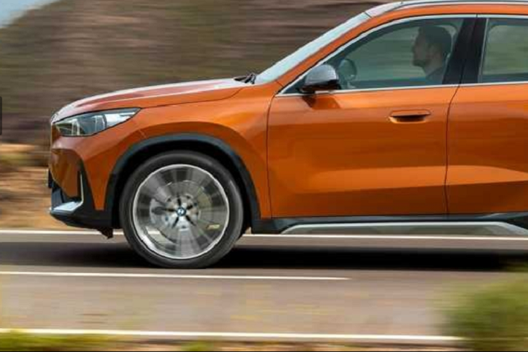 Các trang bị tiêu chuẩn khác trên tất cả các phiên bản của xe có thể kể đến: 4 cổng sạc USB-C, cổng cắm sạc 12V ở bảng điều khiển và ở khoang chứa hành lý, kết nối Bluetooth. Tùy chọn nâng cấp cho BMW X1 2023 gồm hệ thống âm thanh Harman Kardon 205W với 12 loa vệ tinh. Ở sức mạnh, BMW X1 2023 có trang bị tiêu chuẩn là động cơ 4 xylanh 2.0L tăng áp turbo, sản sinh công suất 241 mã lực và 400 Nm mômen xoắn.