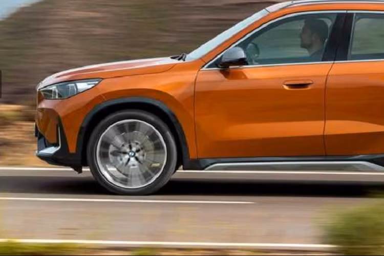 Các trang bị tiêu chuẩn khác trên tất cả các phiên bản của xe có thể kể đến: 4 cổng sạc USB-C, cổng cắm sạc 12V ở bảng điều khiển và ở khoang chứa hành lý, kết nối Bluetooth. Tùy chọn nâng cấp cho BMW X1 2023 gồm hệ thống âm thanh Harman Kardon 205W với 12 loa vệ tinh. Ở sức mạnh, BMW X1 2023 có trang bị tiêu chuẩn là động cơ 4 xylanh 2.0L tăng áp turbo, sản sinh công suất 241 mã lực và 400 Nm mômen xoắn.