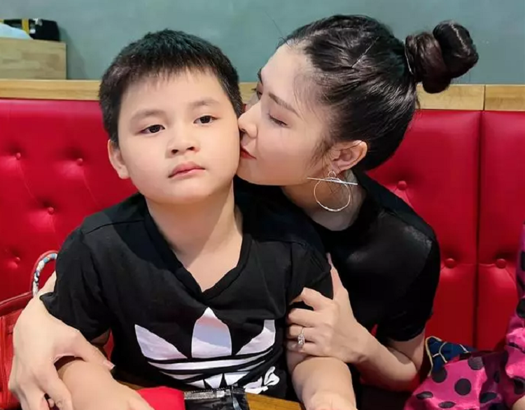 Ba xa Dang Khoi lam ro 'loi tai ai khi con xem phim nguoi lon'-Hinh-2