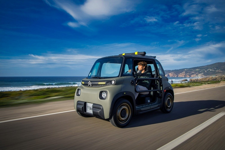 Bên trong Citroen Ami Buggy chỉ có đúng 2 chỗ ngồi và không đi kèm điều hòa. Do đó, thiết kế không cửa chẳng những độc đáo mà còn đem đến sự mát mẻ cho người ngồi bên trong xe. Nội thất của mẫu ô tô điện này có những điểm nhấn màu vàng chanh và tấm biển đánh số thứ tự xuất xưởng.