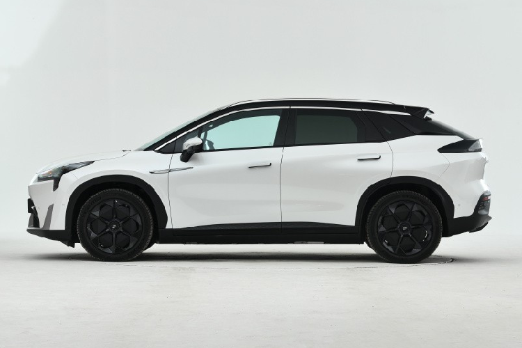 GAC Aion LX Plus 2022 chạy điện chính là phiên bản nâng cấp của mẫu xe Aion LX đã ra mắt cách đây vài năm. Được áp dụng ngôn ngữ thiết kế “Xinghai Ark”, mẫu xe này có 2 hốc gió cỡ lớn trên đầu xe với viền màu bạc bên dưới. Ngoài ra, xe còn có cụm đèn pha khá lớn và những đường dập gân sắc sảo trên đầu xe.