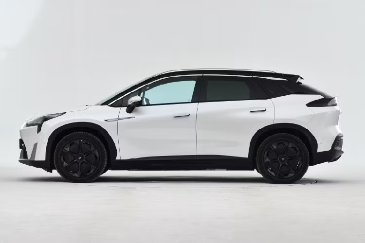 GAC Aion LX Plus 2022 chạy điện chính là phiên bản nâng cấp của mẫu xe Aion LX đã ra mắt cách đây vài năm. Được áp dụng ngôn ngữ thiết kế “Xinghai Ark”, mẫu xe này có 2 hốc gió cỡ lớn trên đầu xe với viền màu bạc bên dưới. Ngoài ra, xe còn có cụm đèn pha khá lớn và những đường dập gân sắc sảo trên đầu xe.