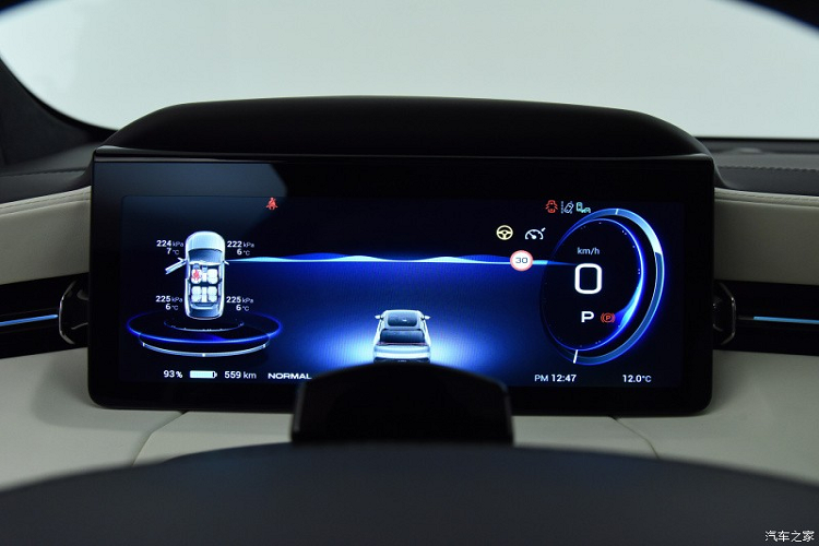 Đằng sau GAC Aion LX Plus 2022 xuất hiện cụm đèn hậu nằm ngang, nối liền với nhau và có tạo hình không gian 3 chiều bên trong. Tiếp đến là 2 khe gió giả trên cản sau, tích hợp đèn phản quang, tấm ốp gầm màu bạc và cánh gió mui khá lớn.