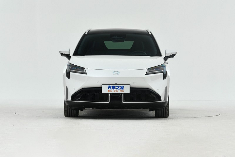 Aion LX Plus Thousand Miles: Pin: 144,4 kWh; Phạm vi di chuyển: 1.008 km; Công suất tối đa: 180 kW (240 mã lực); Mô-men xoắn cực đại: 350 Nm; Hệ dẫn động: 1 cầu; Thời gian tăng tốc từ 0-100 km/h: 7,9 giây Điểm nhấn của bản Thousand Miles nằm ở cụm pin dùng điện cực âm silicon bọt biển nhỏ hơn và nhẹ hơn. Nhờ đó, bản Thousand Miles có phạm vi di chuyển không thua kém gì ôtô dùng động cơ đốt trong.