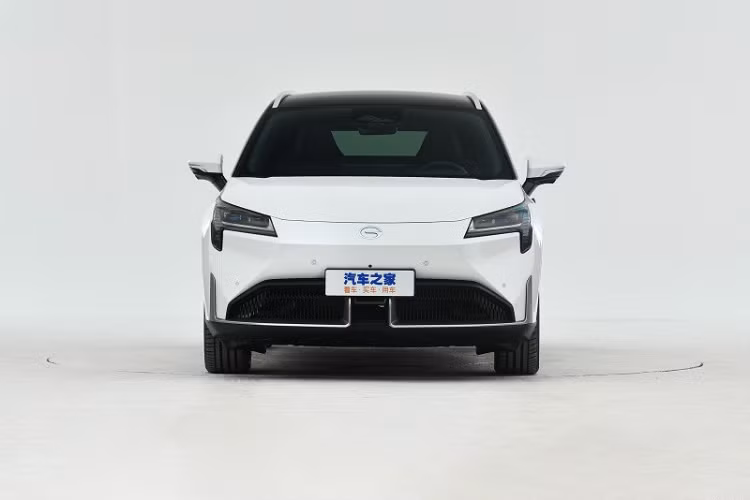 Aion LX Plus Thousand Miles: Pin: 144,4 kWh; Phạm vi di chuyển: 1.008 km; Công suất tối đa: 180 kW (240 mã lực); Mô-men xoắn cực đại: 350 Nm; Hệ dẫn động: 1 cầu; Thời gian tăng tốc từ 0-100 km/h: 7,9 giây Điểm nhấn của bản Thousand Miles nằm ở cụm pin dùng điện cực âm silicon bọt biển nhỏ hơn và nhẹ hơn. Nhờ đó, bản Thousand Miles có phạm vi di chuyển không thua kém gì ôtô dùng động cơ đốt trong.