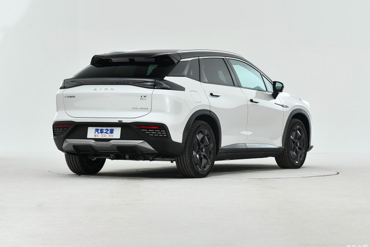 Aion LX Plus 80D Ultimate: Pin: 93,3 kWh; Phạm vi di chuyển: 600 km; Công suất tối đa: 360 kW (480 mã lực); Mô-men xoắn cực đại: 700 Nm; Hệ dẫn động: 2 cầu; Thời gian tăng tốc từ 0-100 km/h: 3,9 giây. Aion LX Plus 80D Max: Pin: 93,3 kWh; Phạm vi di chuyển: 600 km; Công suất tối đa: 360 kW (480 mã lực); Mô-men xoắn cực đại: 700 Nm; Hệ dẫn động: 2 cầu; Thời gian tăng tốc từ 0-100 km/h: 3,9 giây; Có thêm 3 cảm biến lidar.