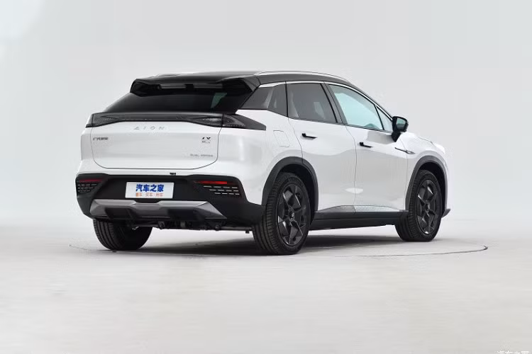 Aion LX Plus 80D Ultimate: Pin: 93,3 kWh; Phạm vi di chuyển: 600 km; Công suất tối đa: 360 kW (480 mã lực); Mô-men xoắn cực đại: 700 Nm; Hệ dẫn động: 2 cầu; Thời gian tăng tốc từ 0-100 km/h: 3,9 giây. Aion LX Plus 80D Max: Pin: 93,3 kWh; Phạm vi di chuyển: 600 km; Công suất tối đa: 360 kW (480 mã lực); Mô-men xoắn cực đại: 700 Nm; Hệ dẫn động: 2 cầu; Thời gian tăng tốc từ 0-100 km/h: 3,9 giây; Có thêm 3 cảm biến lidar.