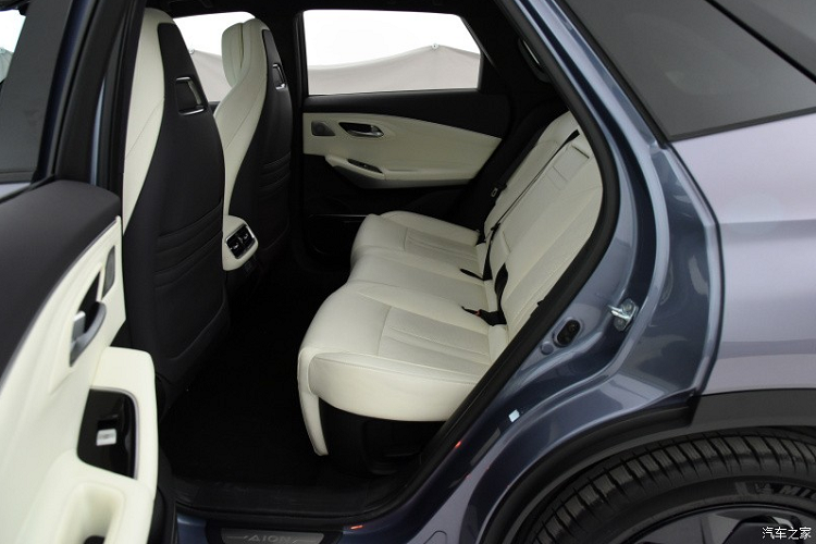 Nội thất của xe được thiết kế theo phong cách tối giản nhưng sinh động. Xe có bảng đồng hồ kỹ thuật số với màn hình LCD 12,3 inch sau vô lăng và màn hình thông tin giải trí 15,6 inch, nằm độc lập trên mặt táp-lô. Màn hình trung tâm này phục vụ hệ thống thông tin giải trí ADIG4.0 và hệ thống định vị thực tế ảo AR mới. Bên cạnh đó là hệ thống âm thanh 10 loa, ghế bọc da Nappa, sạc điện thoại thông minh không dây và nóc bằng kính, tạo cảm giác thoáng đãng cho nội thất.