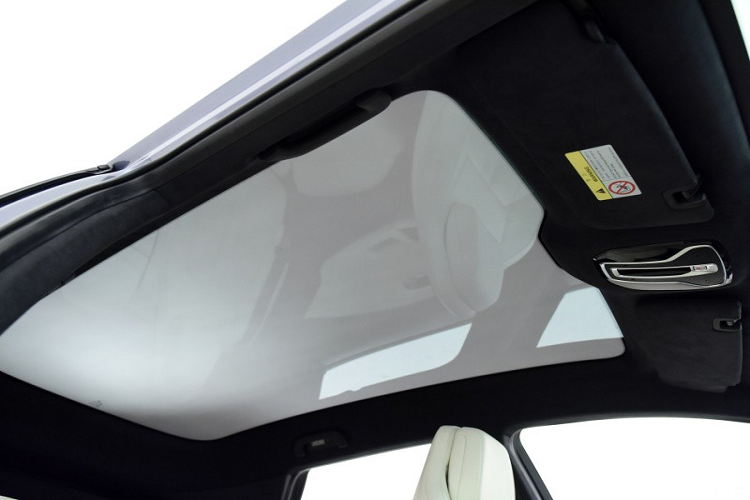 Không chỉ tiện nghi, GAC Aion LX Plus 2022 còn có phạm vi di chuyển sau khi sạc đầy pin khá lớn. Thông số chi tiết của xe ở 4 bản trang bị như sau: Aion LX Plus 80: Pin: 93,3 kW; Phạm vi di chuyển: 650 km; Công suất tối đa: 180 kW (240 mã lực); Mô-men xoắn cực đại: 350 Nm; Hệ dẫn động: 1 cầu; Thời gian tăng tốc từ 0-100 km/h: 7,8 giây.